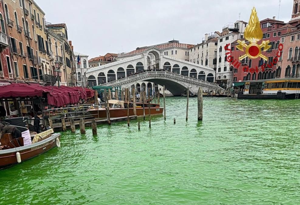Venezia, acqua verde dal Ponte di Rialto: verifiche e campionamenti