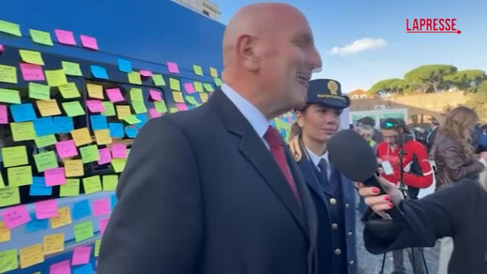 "Questo non è amore", in piazza Pia a Roma la campagna della Questura