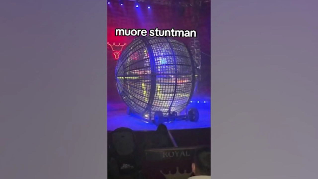 napoli scontro fra stuntman durante spettacolo le immagini della tragedia