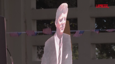Dallas, commemorazione di JFK a 62 anni dall'assassinio del presidente Usa