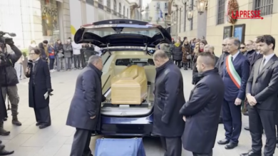 Ornella Vanoni, il feretro arriva al Piccolo di Milano per la camera ardente: l'applauso dei presenti