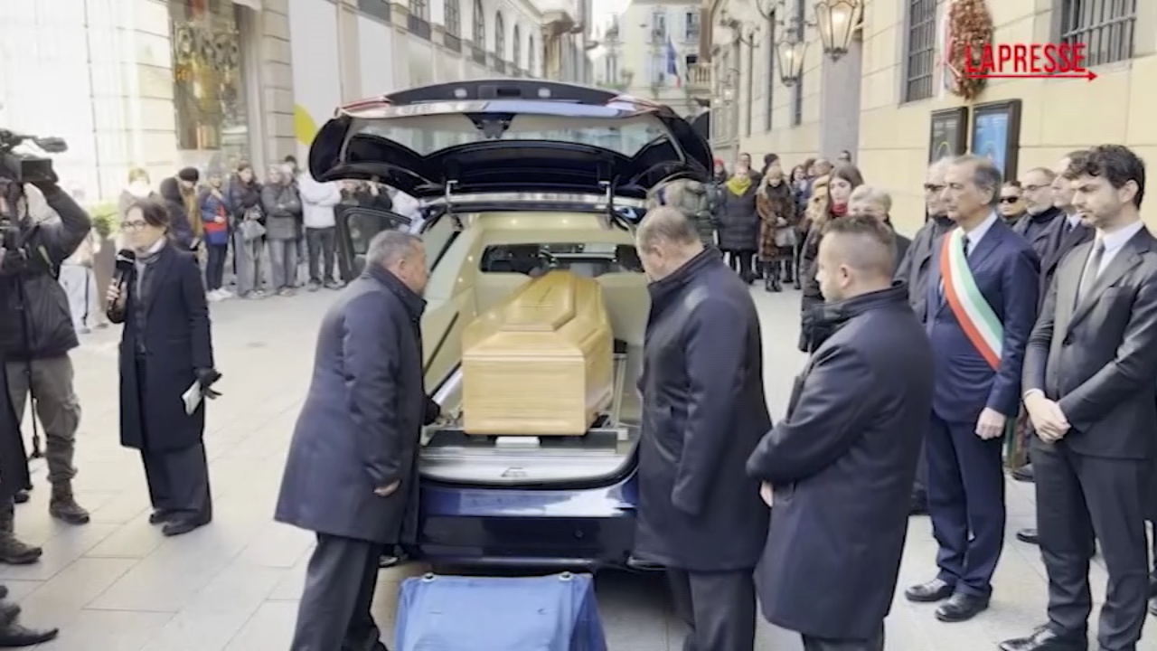 Ornella Vanoni, il feretro arriva al Piccolo di Milano per la camera ardente: l