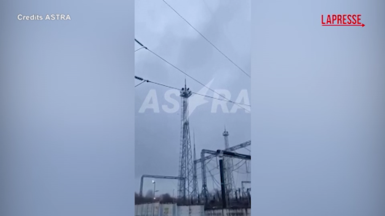 Russia, droni ucraini attaccano la centrale elettrica di Shatura: le immagini del raid