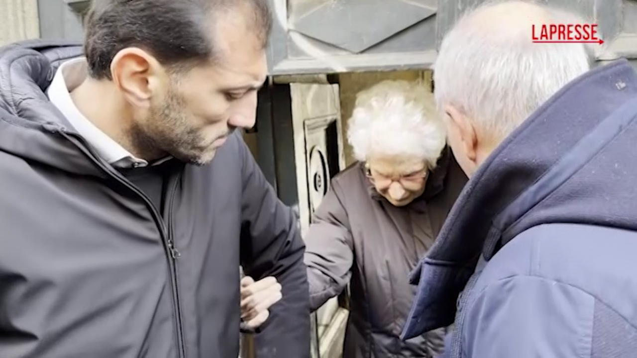 Ornella Vanoni, lunga visita della senatrice Segre alla camera ardente