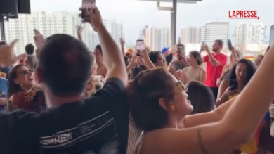 Brasile, le reazioni all'arresto di Bolsonaro: la festa a Rio e la veglia solidale a Brasilia