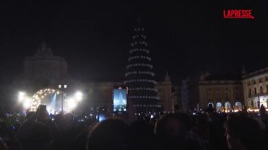 Lisbona, l'accensione delle luci di Natale è un evento: le immagini della folla in piazza