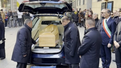 Ornella Vanoni, la camera ardente al Piccolo di Milano: oltre 5mila persone per l’ultimo saluto