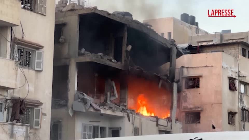 gaza attacchi aerei israeliani sulla striscia palazzi in fiamme a deir al balah