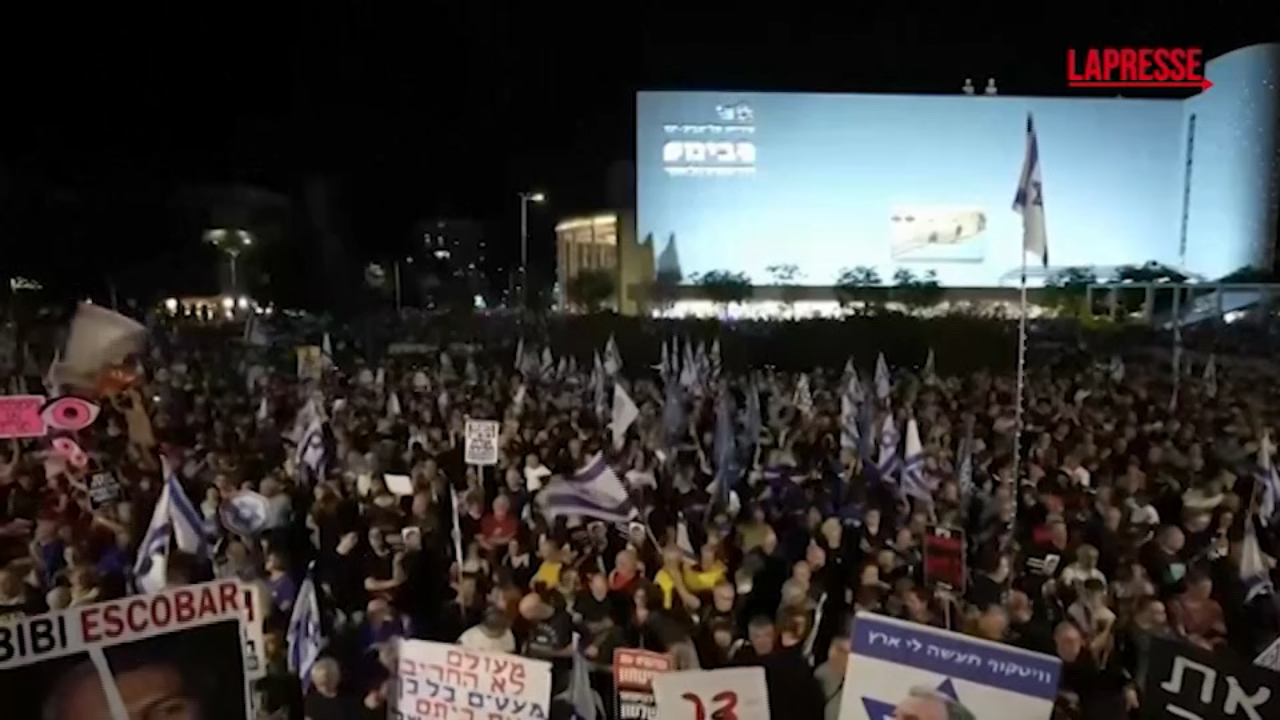 Tel Aviv, manifestanti in piazza per chiedere una commissione d