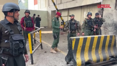 Pakistan, attacchi kamikaze provocano morti e feriti tra la polizia: le immagini