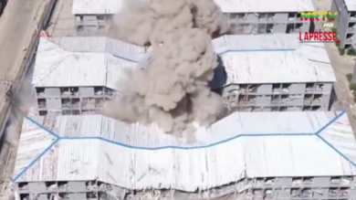 Myanmar, l'esercito demolisce la centrale mondiale delle truffe online: il video