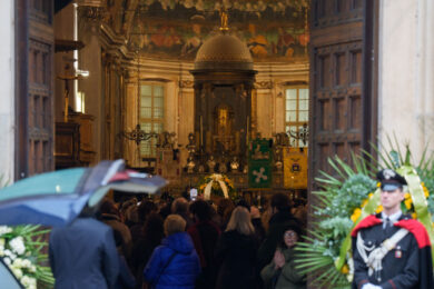 Funerali Ornella Vanoni, le esequie della cantante a Milano – La diretta