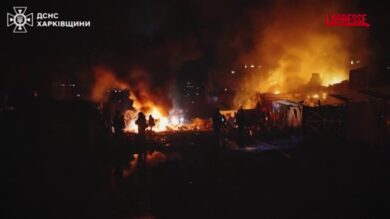 Ucraina, raid di droni russi su Kharkiv nella notte: le drammatiche operazioni di soccorso
