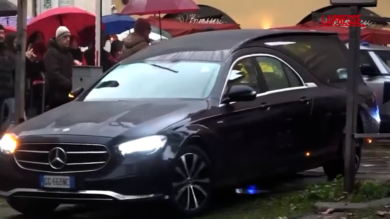 Ornella Vanoni, l’arrivo del feretro nella chiesa di San Marco: ad attenderlo i figlio e i nipoti