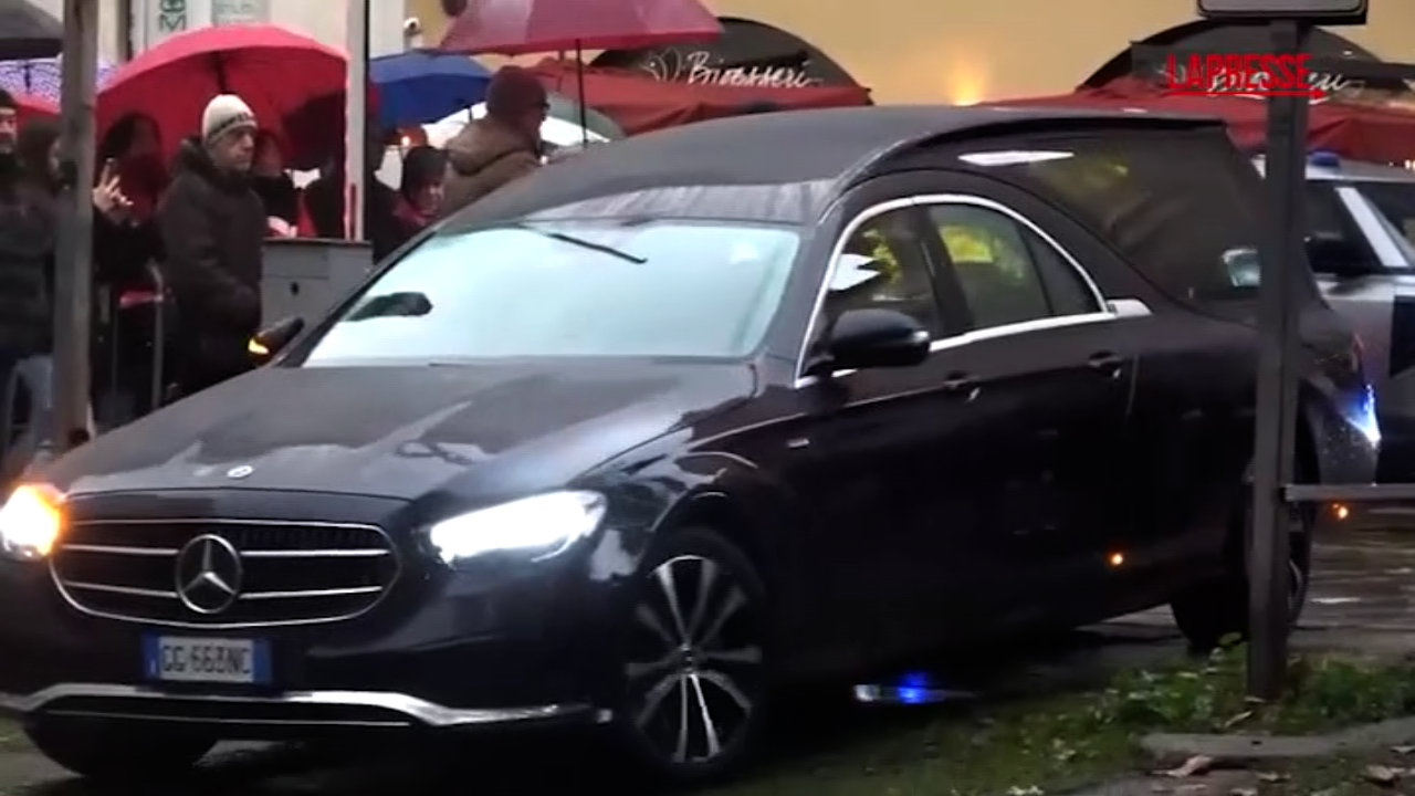 Ornella Vanoni, l’arrivo del feretro nella chiesa di San Marco: ad attenderlo i figlio e i nipoti