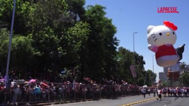 Cile, in migliaia nelle strade di Santiago per la parata di fine anno: le immagini