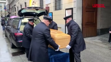 Ornella Vanoni, l'arrivo della salma per la riapertura della camera ardente a Milano