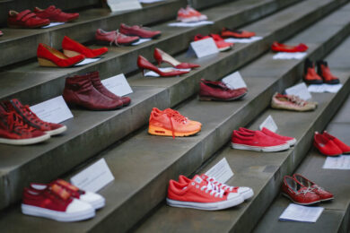 25 novembre, Giornata contro la violenza sulle donne: la storia delle scarpe rosse