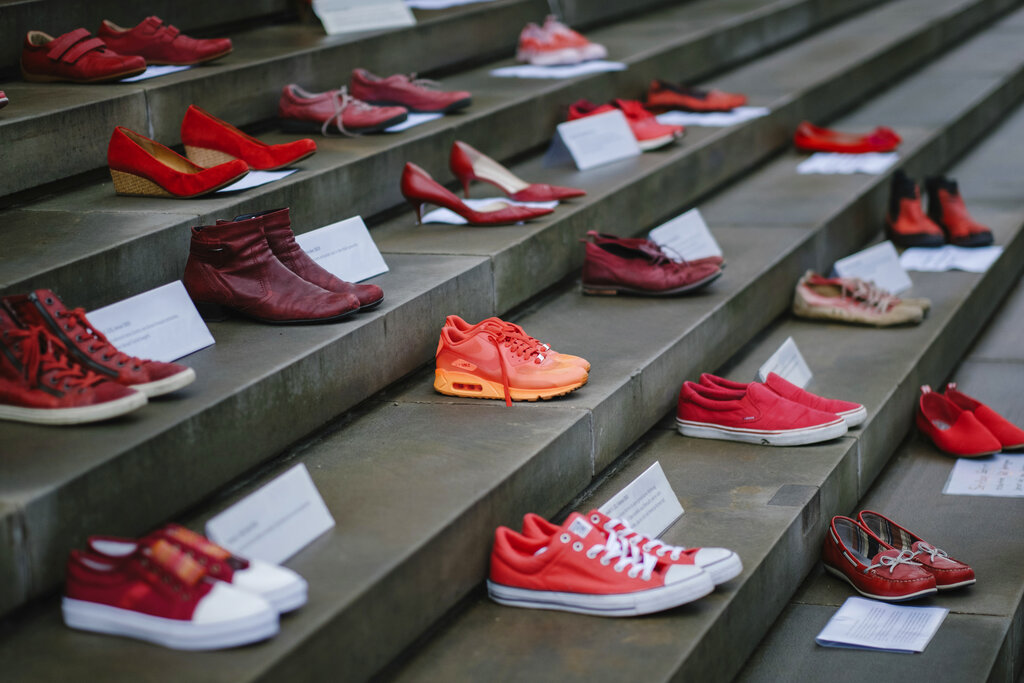 25 novembre, Giornata contro la violenza sulle donne: la storia delle scarpette rosse