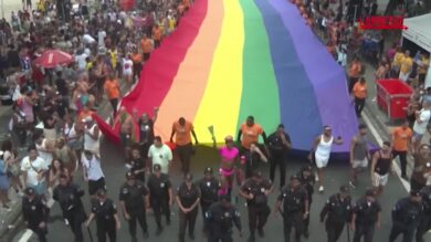 Brasile, la Pride Parade sfila a Rio de Janeiro: le immagini da Copacabana