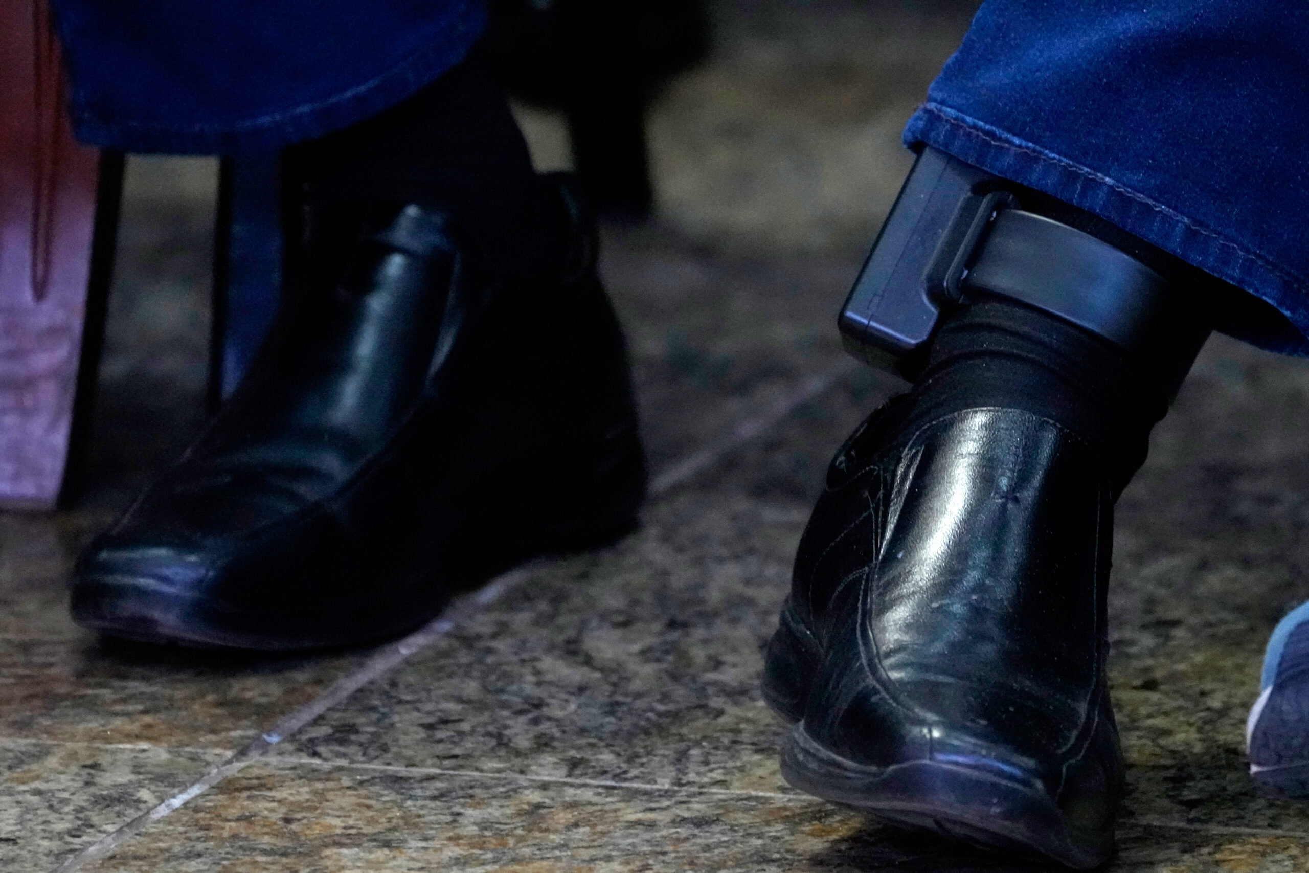 25 novembre, il braccialetto elettronico contro la violenza sulle donne: numeri e dati in Italia