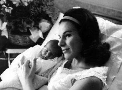 01/12/1962 Ecco la prima foto di Cristiano Ardenzi con la madre Ornella Vanoni. Archivio storico/LaPresse