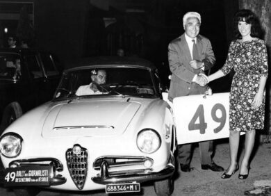 26/06/1963 Ornella Vanoni a Brescia fa da madrina alla partenza del rallye dei giornalisti, una gara internazionale automobilistica che riunisce le migliori "firme" italiane e straniere. Ornella ha interrotto la sua vacanza per presenziare a questa manifestazione. Archivio storico/LaPresse