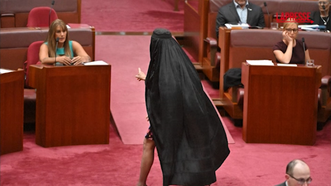 australia col burqa in aula per protesta senatrice hanson espulsa