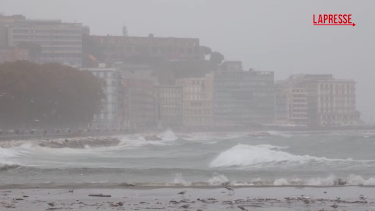 Allerta meteo a Napoli, piogge forti e venti oltre i 60km/h