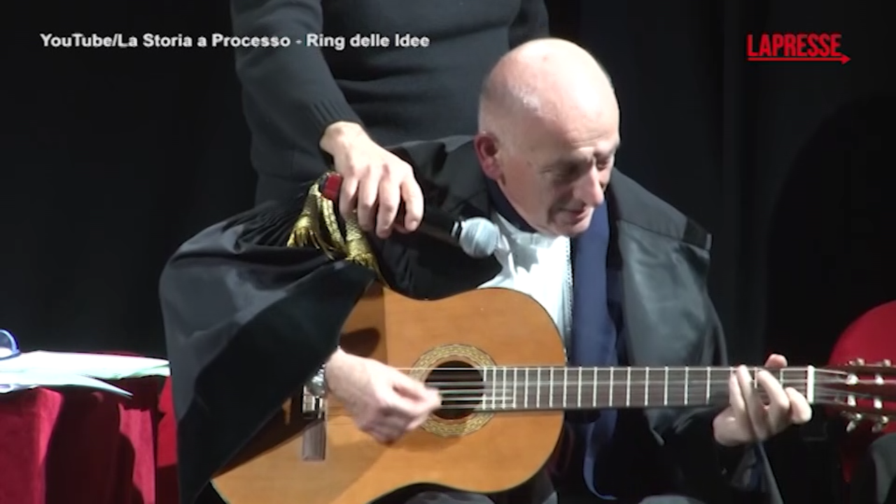 roma il viceministro francesco paolo sisto si esibisce con la chitarra al parioli