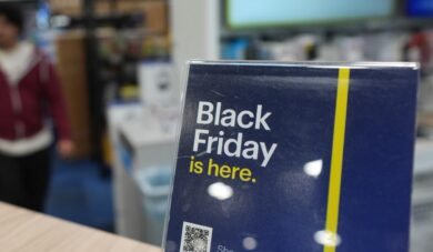 Black friday, italiani a caccia di sconti: aumenta la spesa