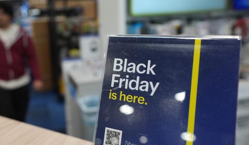 Black friday, italiani a caccia di sconti: aumenta la spesa