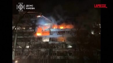 Ucraina, ondata di attacchi russi: le immagini della distruzione