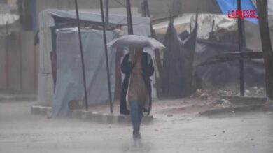 Gaza, alluvione colpisce le tendopoli: danni e disagi