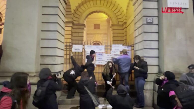 25 Novembre, in migliaia in piazza a Napoli per dire no a violenza sulle donne e guerra