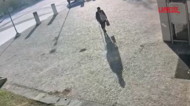 Mantova, si travestiva e fingeva di essere la madre morta per incassare pensione: il video