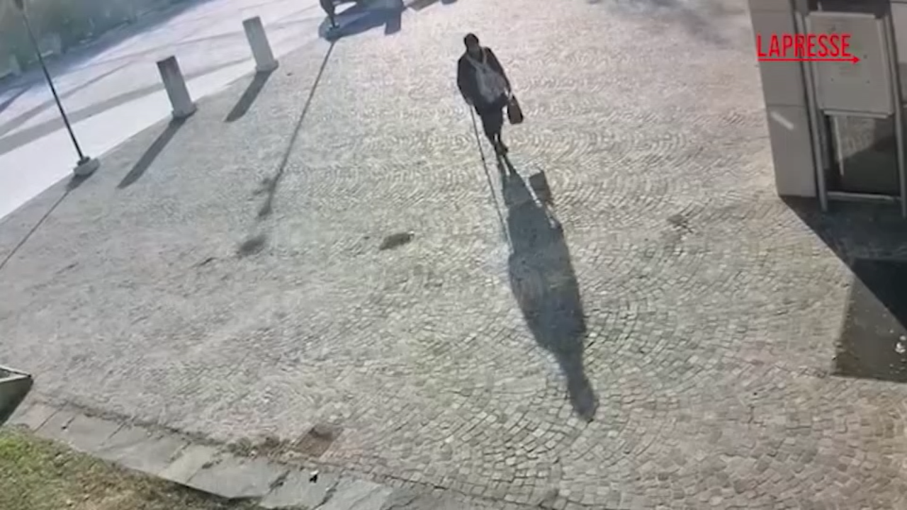 Mantova, l’uomo che si fingeva sua madre morta per incassare pensione: il video Mantova, l’uomo che si fingeva sua madre morta per incassare pensione: il video