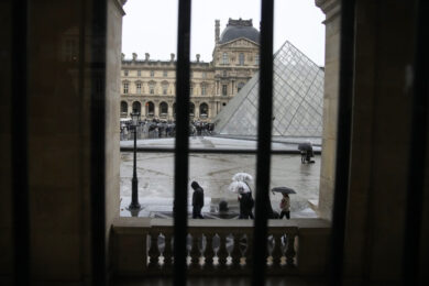 Furto al Louvre, arrestato il quarto membro della banda e altri 3 sospetti