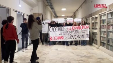 Roma, alla Sapienza gli studenti bloccano il convegno sulla Difesa