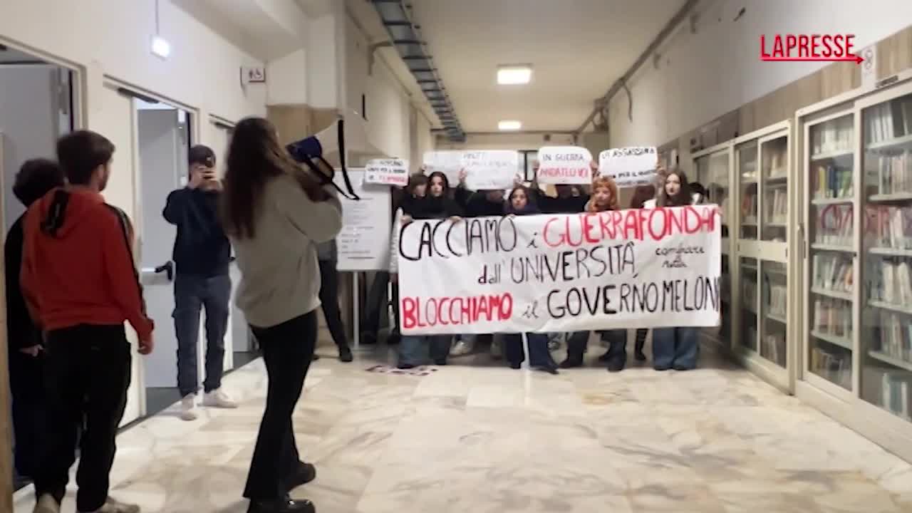 Roma, alla Sapienza gli studenti bloccano il convegno sulla Difesa