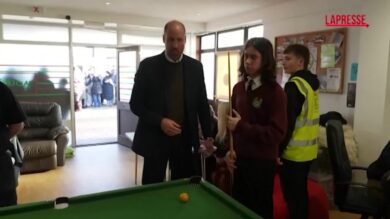 Regno Unito, il principe William gioca a biliardo in Galles
