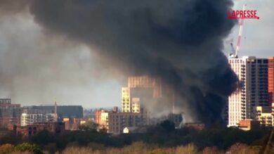 Londra, edificio in fiamme: 150 vigili del fuoco sul posto con 25 autopompe