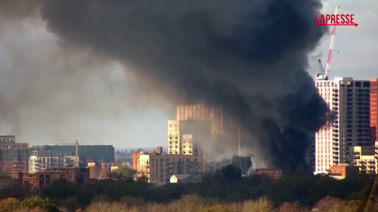 Londra, edificio in fiamme: 150 vigili del fuoco sul posto con 25 autopompe