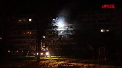 Ucraina, pesante attacco russo su Kiev: in fiamme edificio residenziale