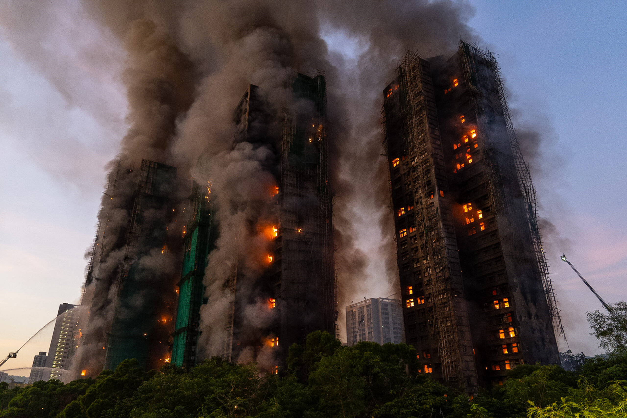 Hong Kong, enorme incendio in complesso residenziale: 44 morti e 271 dispersi