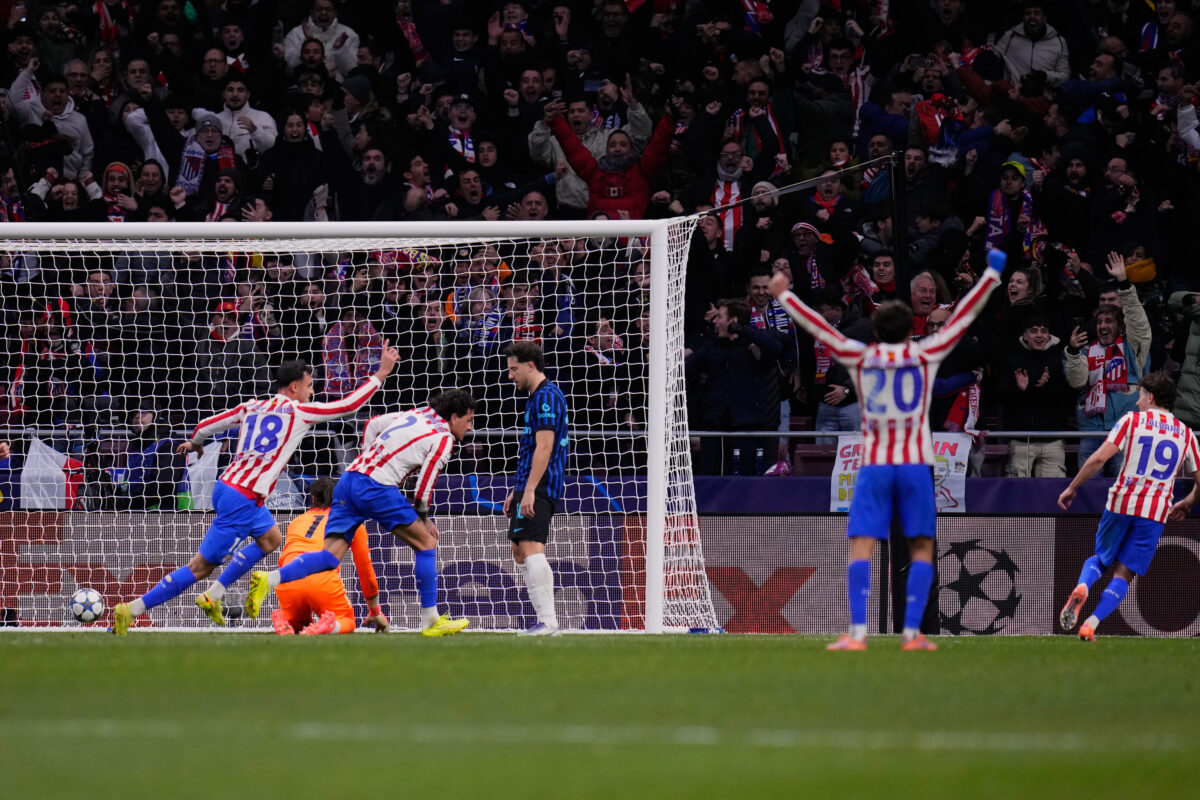 Champions League, l’Inter beffata al 93esimo: vince il Cholo 2-1. Atalanta super in Germania