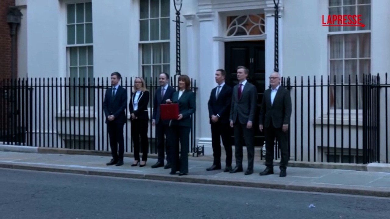 Regno Unito: ministra del Tesoro con la ‘valigetta rossa’ della finanziaria fuori da Downing Street 11 Regno Unito: ministra del Tesoro con la ‘valigetta rossa’ della finanziaria fuori da Downing Street 11