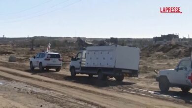 Gaza, i veicoli della Croce Rossa riportano i corpi dei palestinesi da Israele nella Striscia