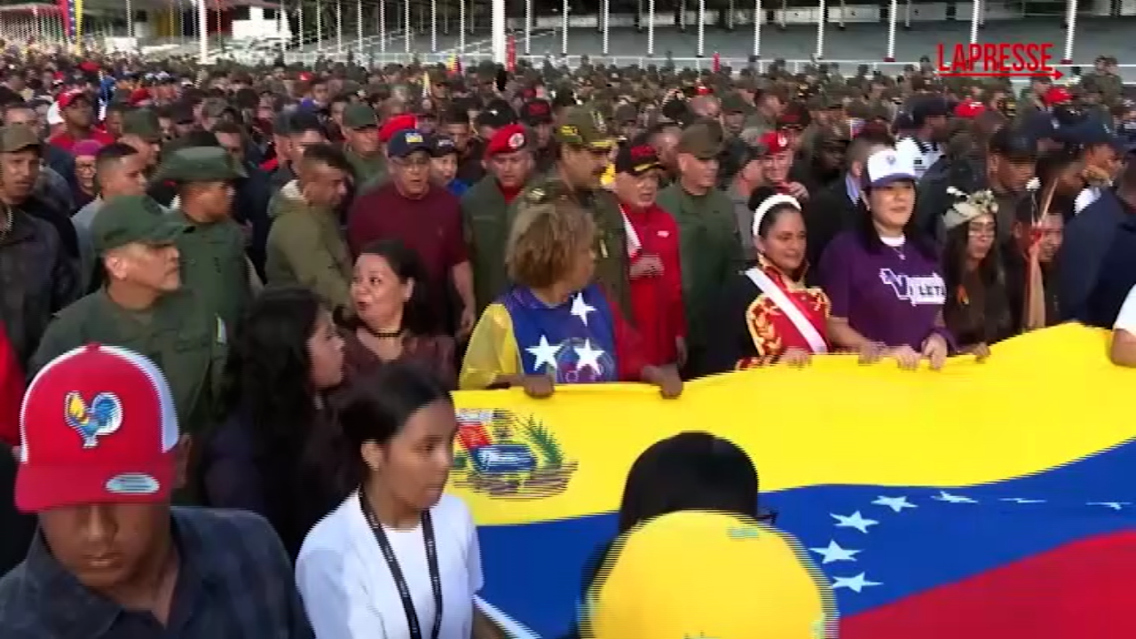 Venezuela, Maduro alla folla: “Difenderemo patria da ogni minaccia imperialista”