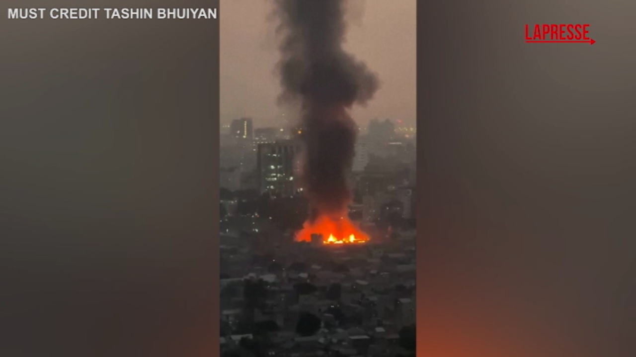 Bangladesh, fiamme in una baraccopoli a Dhaka: in migliaia senza tetto Bangladesh, fiamme in una baraccopoli a Dhaka: in migliaia senza tetto
